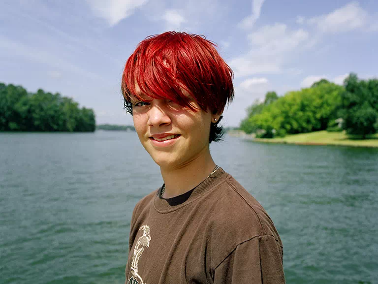 chłopak z czerwonymi włosami